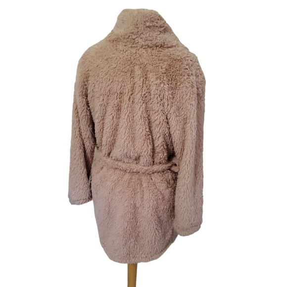 Natori Short Fluffy Belted Robe - Picture 3 of 9